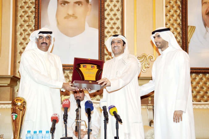 المرزوق والغانم يهديان الشحومي العضوية الشرفية﻿