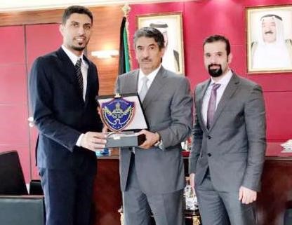 محمد المشعان وخالد غلوم الكندري يكرمان السفير سالم الزمانان﻿