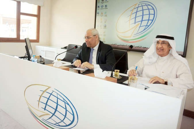 السفير المصري ياسر عاطف ملقيا محاضرته بحضور السفير عبدالعزيز الشارخ