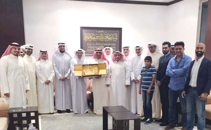 خالد القبندي يسلم دغانم السهلي الدرع التكريمية﻿