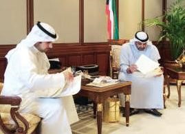 الشيخ محمد العبدالله مستقبلا خالد العجمي﻿