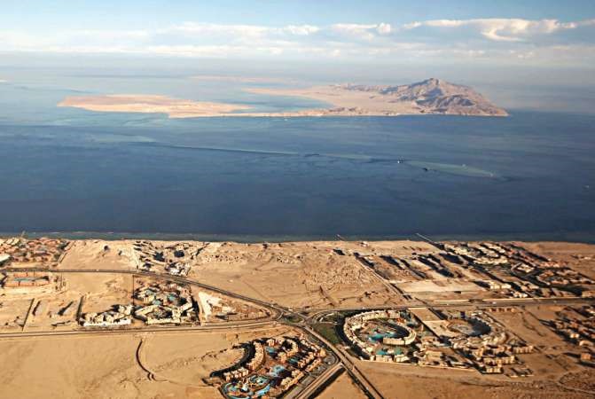 لقطة جوية لجزيرتي تيران وصنافير بالبحر الاحمر﻿