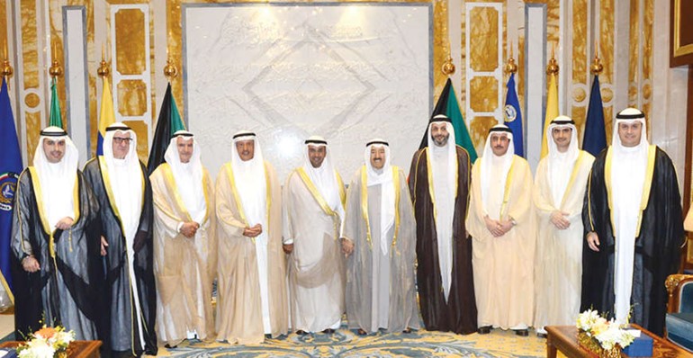 صاحب السمو الامير الشيخ صباح الاحمد خلال استقبال رئيس مجلس مفوضي هيئة اسواق المال دنايف الحجرف ورئيس واعضاء مجلس ادارة شركة بورصة الكويت للاوراق المالية 
