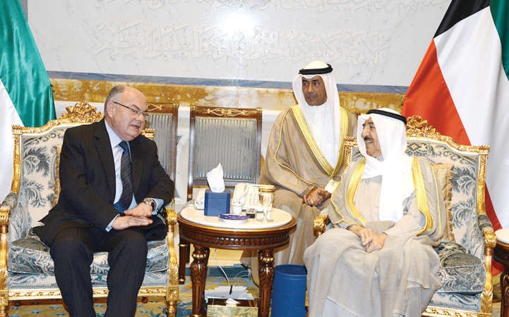صاحب السمو الامير الشيخ صباح الاحمد مستقبلا سفير الجمهورية اللبنانية لدى الكويت خضر حلوي 