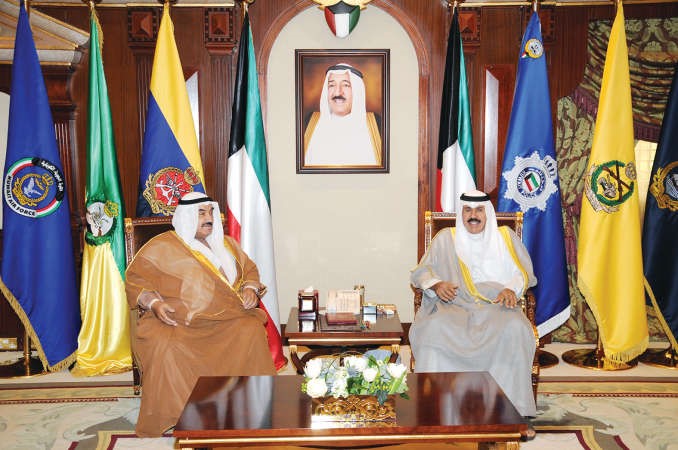 سمو ولي العهد الشيخ نواف الاحمد خلال استقبال سمو الشيخ ناصر المحمد