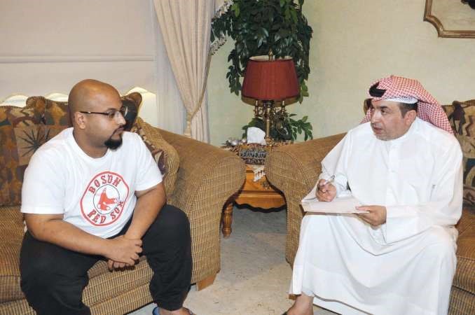 ابن المخطوف حمد خالد سرحان متحدثا للزميل فرج ناصرقاسم باشا﻿