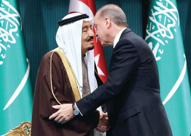 الرئيس التركي رجب طيب اردوغان مرحبا بخادم الحرمين الشريفين الملك سلمان بن عبد العزيز خلال حفل تقليده وسام الجمهورية افپ