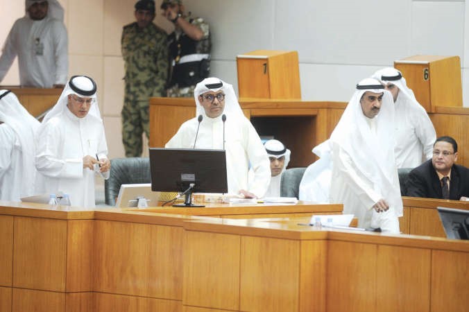 احمد القضيبي ومبارك الحريص وديوسف العلي خلال جلسة الاستجواب امس هاني الشمري