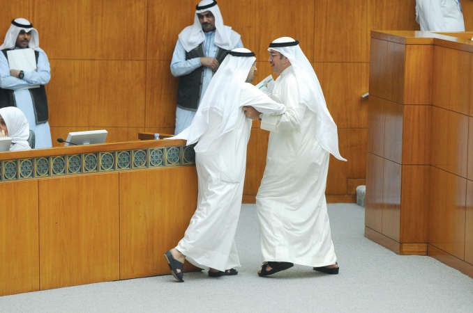 سيف العازمي منسحبا من الجلسة وعسكر العنزي يحاول ثنيه عن ذلك