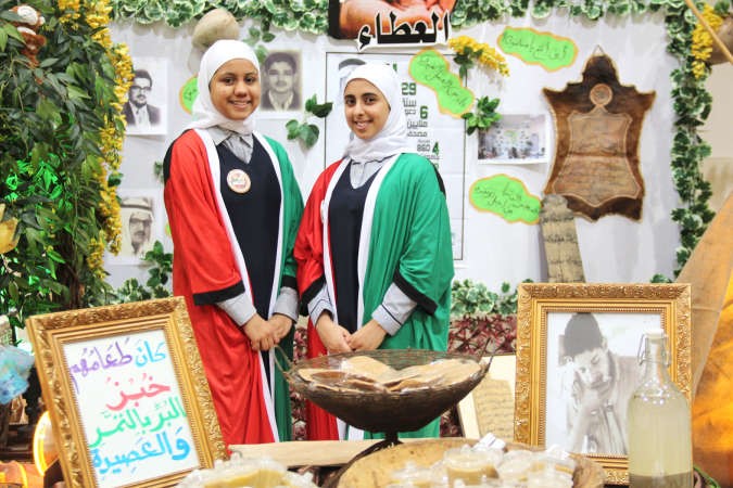 الطالبات المشاركات بالمعرض