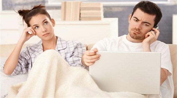 10 مؤشرات على أن زوجتك بحاجة للمزيد من اهتمامك