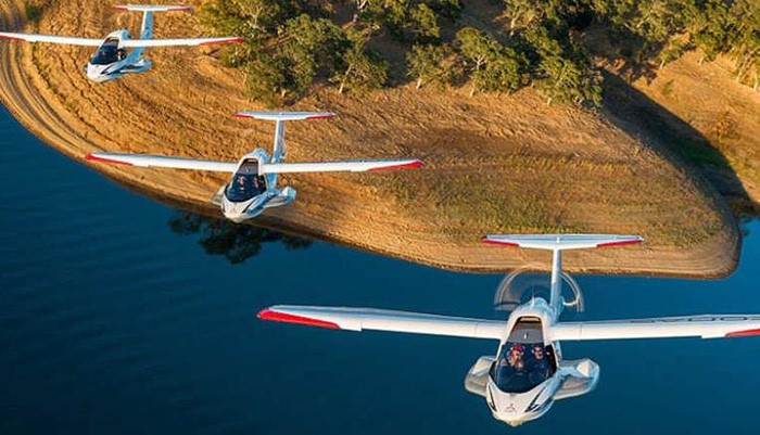 طائرة مائية قابلة للطي واطلقت طائرة The Icon A5 العام الماضي، وتحتوي على مقعدين، ويمكن طي بعض اجزائها اما حجمها الصغير فيجعلها قابلة للركن في موقف سيارة