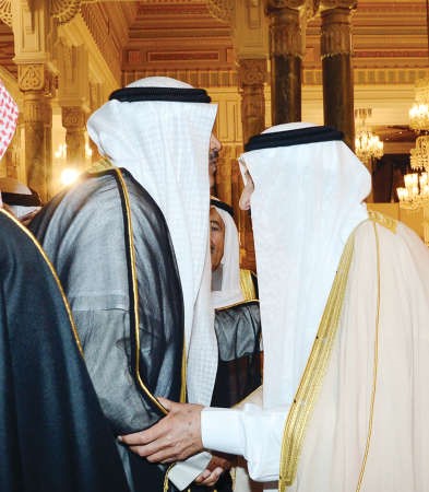 الشيخ صباح الخالد مصافحا خادم الحرمين ﻿

