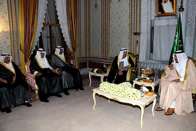 خادم الحرمين الشريفين الملك سلمان بن عبدالعزيز مستقبلا صاحب السمو الامير الشيخ صباح الاحمد والوفد المرافق لسموه
