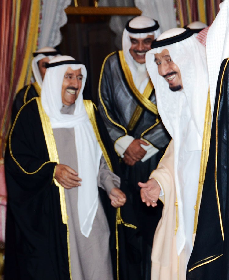 خادم الحرمين الشريفين الملك سلمان بن عبدالعزيز مستقبلا صاحب السمو الامير الشيخ صباح الاحمد والوفد المرافق لسموه

