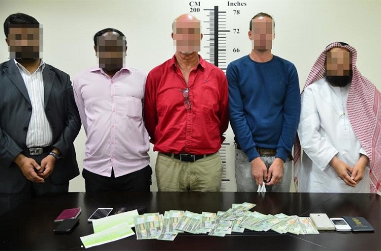 بالفيديو.. بريطاني اراد الاحتيال ببيع 100 الف دينار كويتي مزيفة في دبي.. وهذا ما حدث