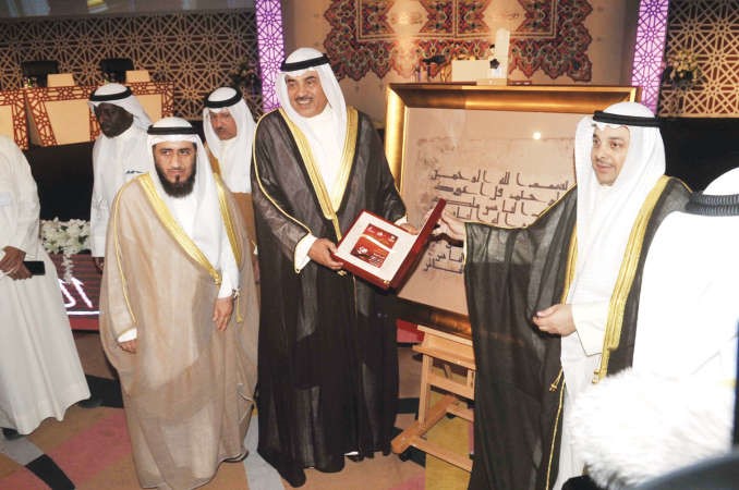 درع تكريمية للشيخ صباح الخالد ﻿