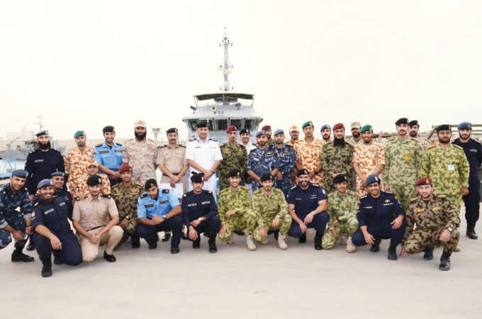 ضباط الجيش والحرس في صورة جماعية مع عدد من ضباط وزارة الداخلية في القاعدة