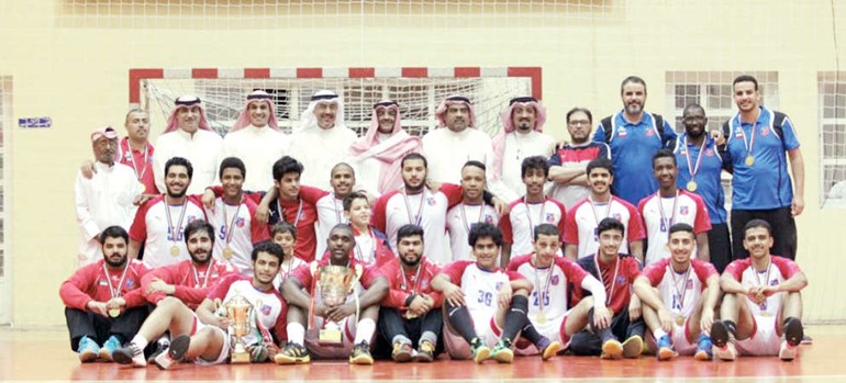  لاعبو كرة اليد بنادي الكويت ابطال الدوري العام للناشئين 