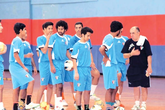 المدرب لويس فونسيكا يوجه اللاعبين المختارين في قائمة منتخب الناشئين 