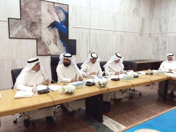 مانع العجمي مترئسا اجتماع اللجنة
