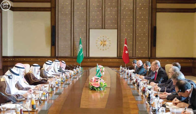 خادم الحرمين الشريفين الملك سلمان بن عبدالعزيز والرئيس التركي رجب طيب اردوغان يتراسان وفدي البلدين خلال المباحثات الرسمية في القصر الرئاسي في انقرة امس الاول 	واس ﻿