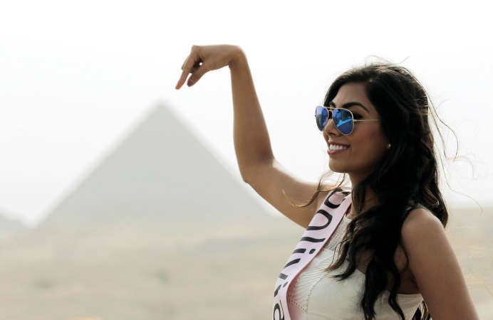 للجمال عنوان تحت سفح الأهرامات