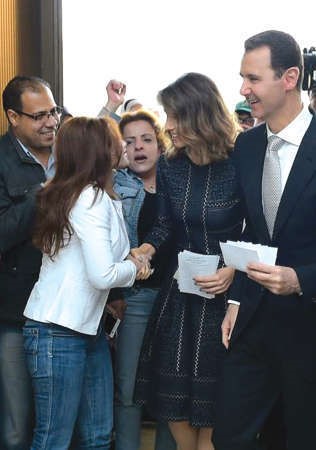 صورة على صفحة الرئاسة السورية في الفيسبوك للرئيس السوري بشار الاسد وزوجته قبيل الادلاء بصوتيهما افپ