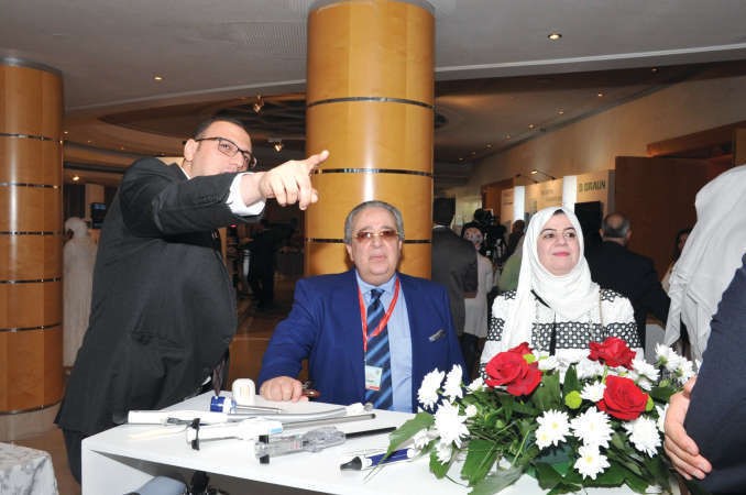 دماجدة القطان ود مدحت عطيفة خلال جولة في المعرض
