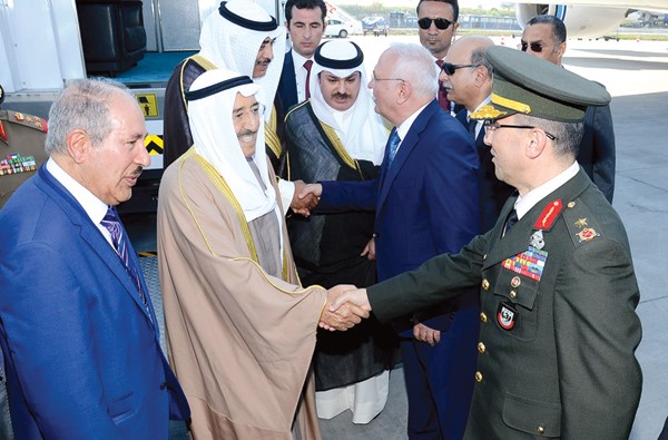 صاحب السمو الامير الشيخ صباح الاحمد لدى وصوله الى انقرة ويبدو الشيخ صباح الخالد والشيخ خالد العبدالله
