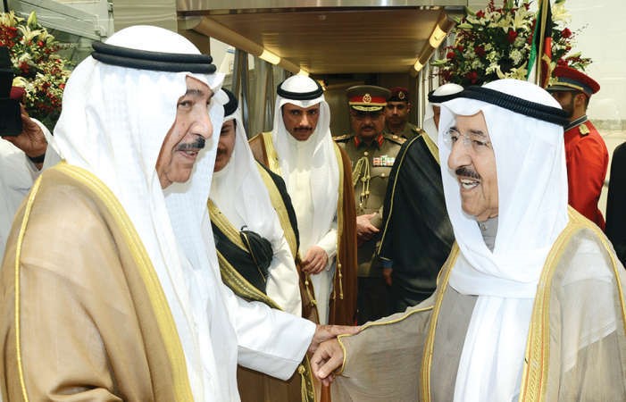 الشيخ جابر العبدالله مصافحا صاحب السمو الامير