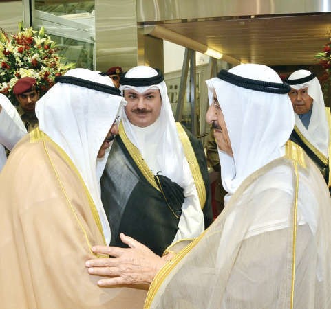 الشيخ فيصل السعود مصافحا سمو الامير قبيل مغادرته البلاد