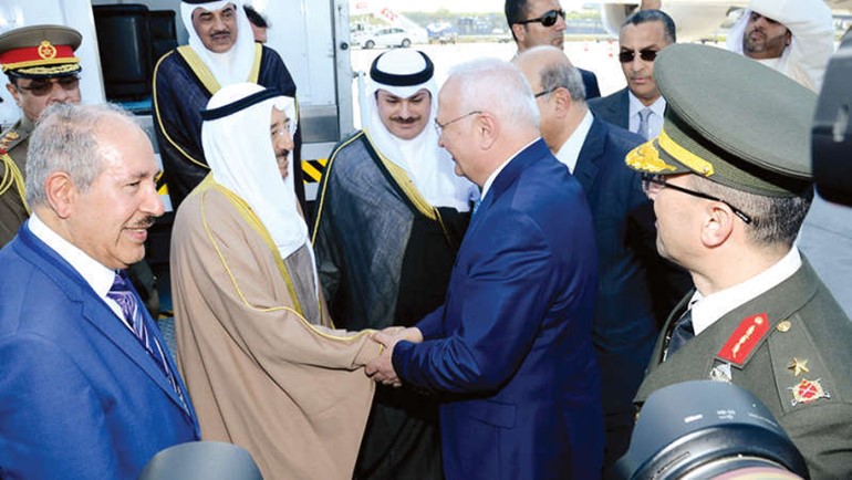 صاحب السمو لدى وصوله الى تركيا وفي استقباله وزير الاقتصاد مصطفى اليطاش ويبدو
الشيخ صباح الخالد والشيخ خالد العبدالله والسفير عبدالله الذويخ