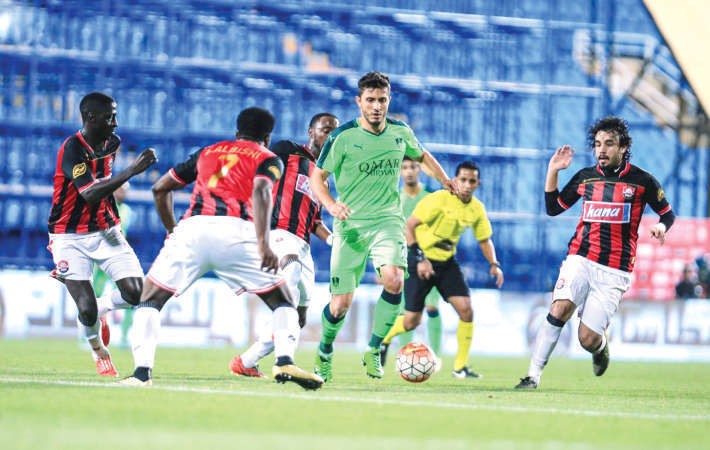 محترف الاهلي ماركينيو يحاول المرور من مدافعي الرائد﻿