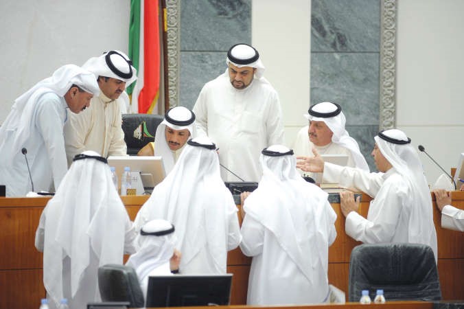 رئيس مجلس الامة مرزوق الغانم محاطا بالنواب محمد طنا وسلطان اللغيصم وديوسف الزلزلة وعيسى الكندري وفيصل الشايع