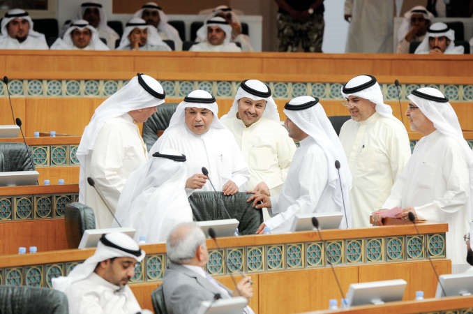 الشيخ خالد الجراح متوسطا النواب