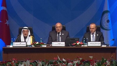 وزير الخارجية التركي مولود جاويش اوغلو ووزير الخارجية المصري سامح شكري والامين العام لمنظمة التعاون الاسلامي اياد مدني
