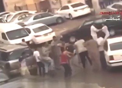 بالفيديو.. "هوشة جايدة" لمصريين في الكويت ..والاسلحة "خراطيم مياه واحذية!