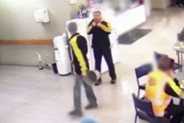 بالفيديو.."أحرق" رأس زميله بالماء المغلي والسبب لا يصدق!