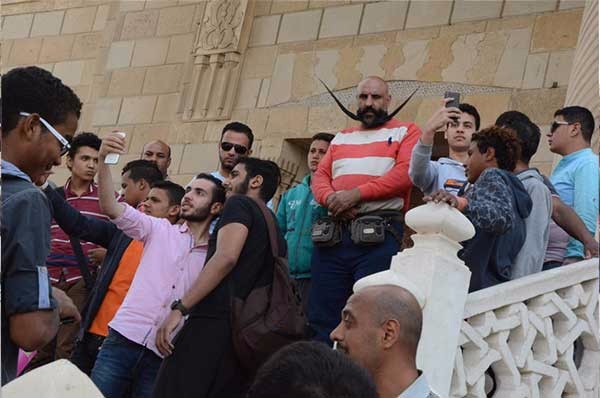 بالصور.. 6 فنانين فقط في جنازة الفنان الراحل سيد زيان.. تعرف عليهم
