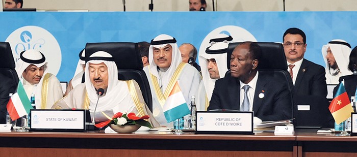 صاحب السمو الامير الشيخ صباح الاحمد خلال المشاركة في القمة ويبدو الشيخ صباح الخالد وانس الصالح ويعقوب الصانع﻿


