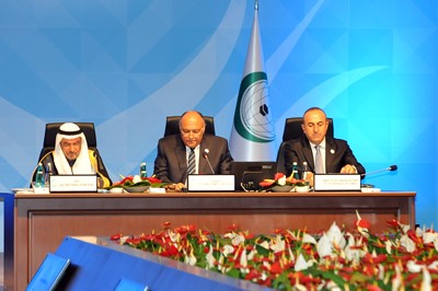 وزير الخارجية التركي مولود جاويش اوغلو ووزير الخارجية المصري سامح شكري والامين العام لمنظمة التعاون الاسلامي اياد مدني