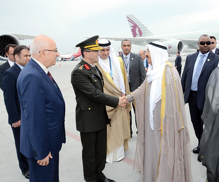 صاحب السمو الامير الشيخ صباح الاحمد مصافحا احد مودعيه قبيل مغادرته تركيا ﻿

