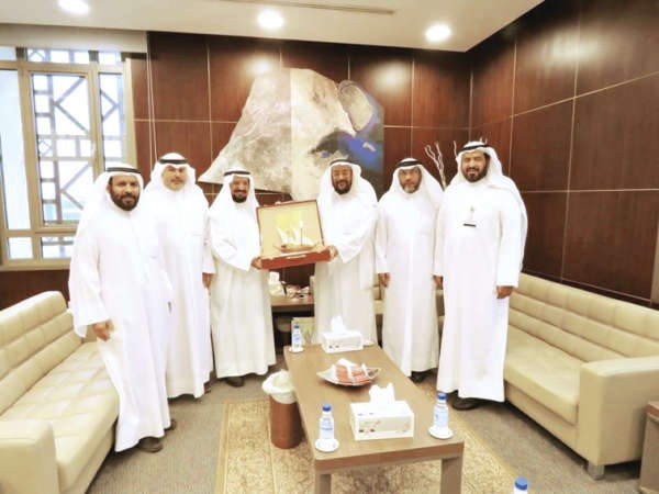 الزيد يكرم مدير بيت الزكاة ابراهيم الصالح