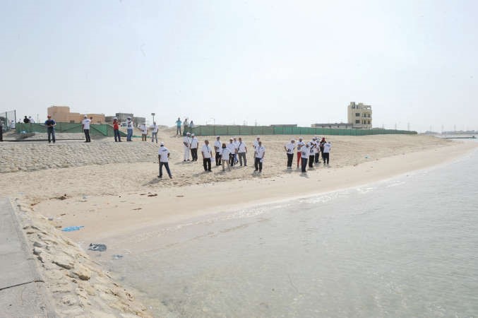 جانب من تنظيف شاطئ مدينة صباح الاحمد البحرية﻿