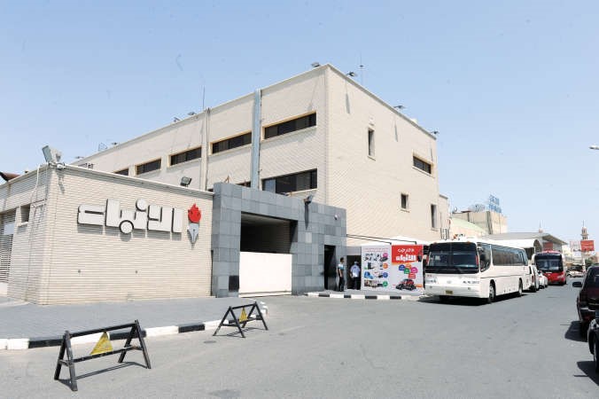 الباصات امام مبنى الانباء قبل الانطلاق الى مدينة صباح الاحمد البحرية﻿