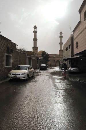30 دقيقة امطار حولت بعض الشوارع الى برك مائية﻿