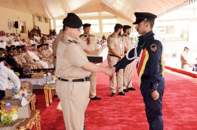 الفريق الفهد يكرم احد الخريجين