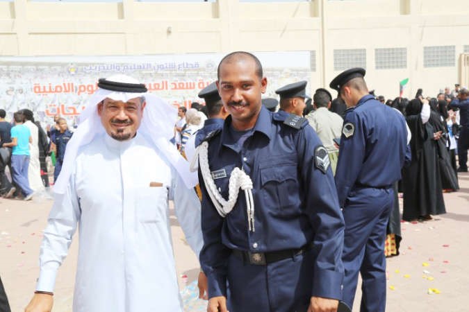 احد الخريجين في صورة للذكرى