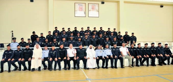 الفريق الانصاري وقيادات الاطفاء يتوسطون الخريجين 